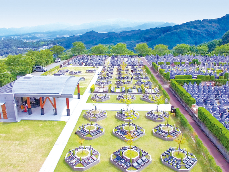 金剛生駒霊園と「永代供養墓 なごみ霊廟」から望む金剛山と街並み