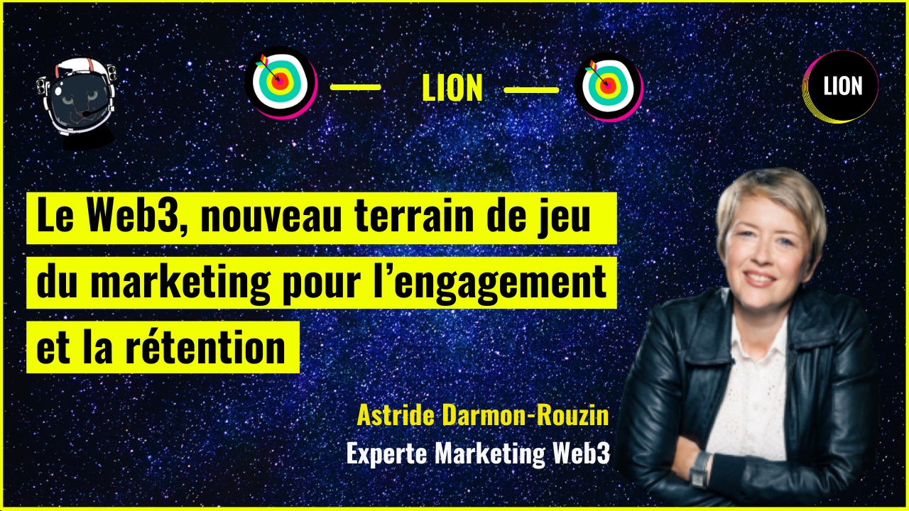 Fond bleu roi, cadre fin jaune, titre écrit en noir surligné en jaune. Autour du titre du haut, deux cibles colorées. À droite de l'image, une tête de lion