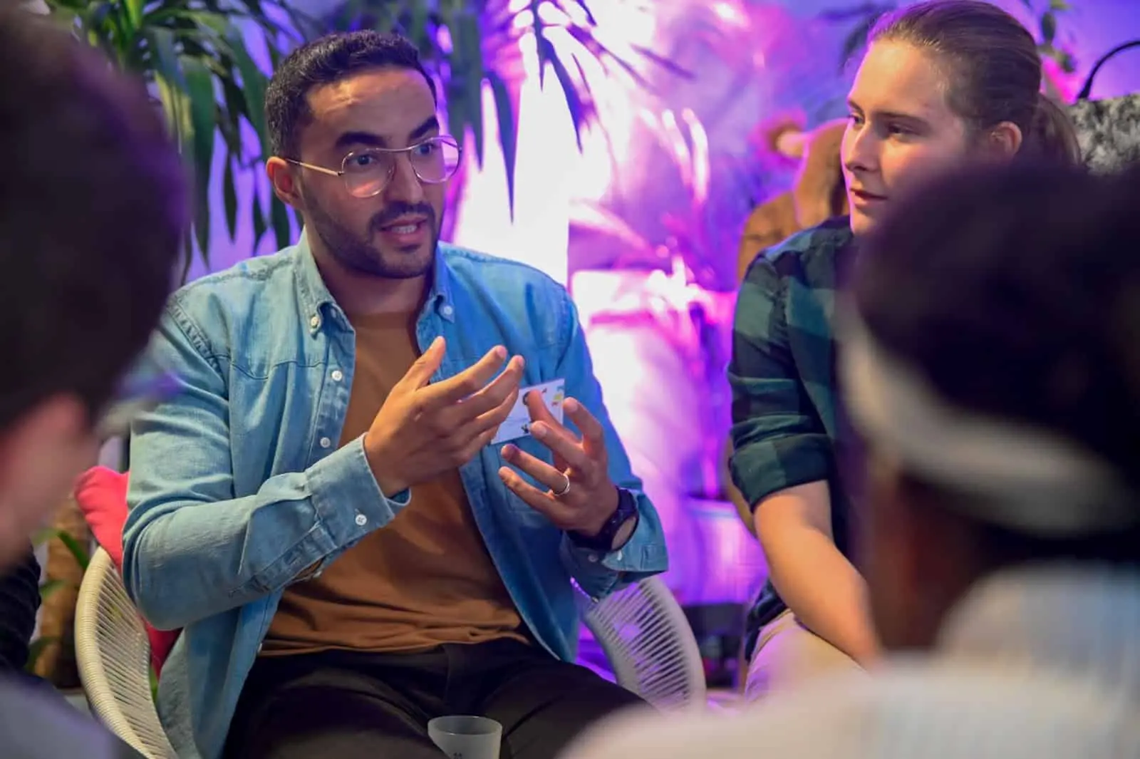 Simon prend la parole en petit groupe.