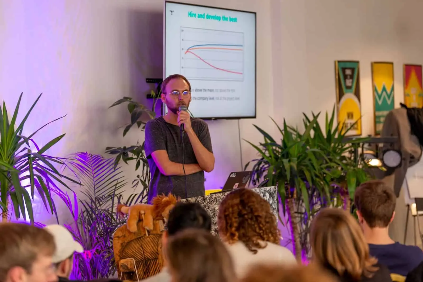 Jean-Charles Samuelan, co-fondateur et CEO d'Alan prend la parole sur scène avec un micro