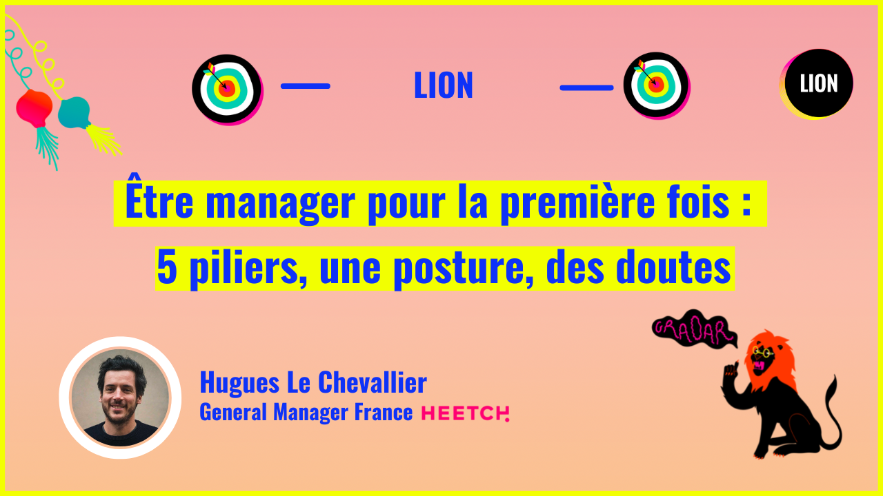 Fond rose pâle entouré d’un cadre jaune, titre écrit en bleu électrique entouré de deux cibles. En haut à droite : un logo, en bas à droite : un lion. En haut à gauche une fleur, en bas à gauche : une photo d’un homme souriant sur fond gris, entouré d’un cadre rose pâle et blanc. Le titre au centre de l’image en bleu électrique, surligné en jaune.
