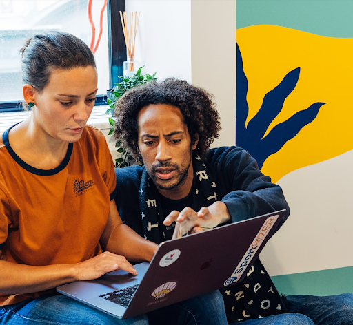 Un Chief Marketing Officer qui aide son collaborateur