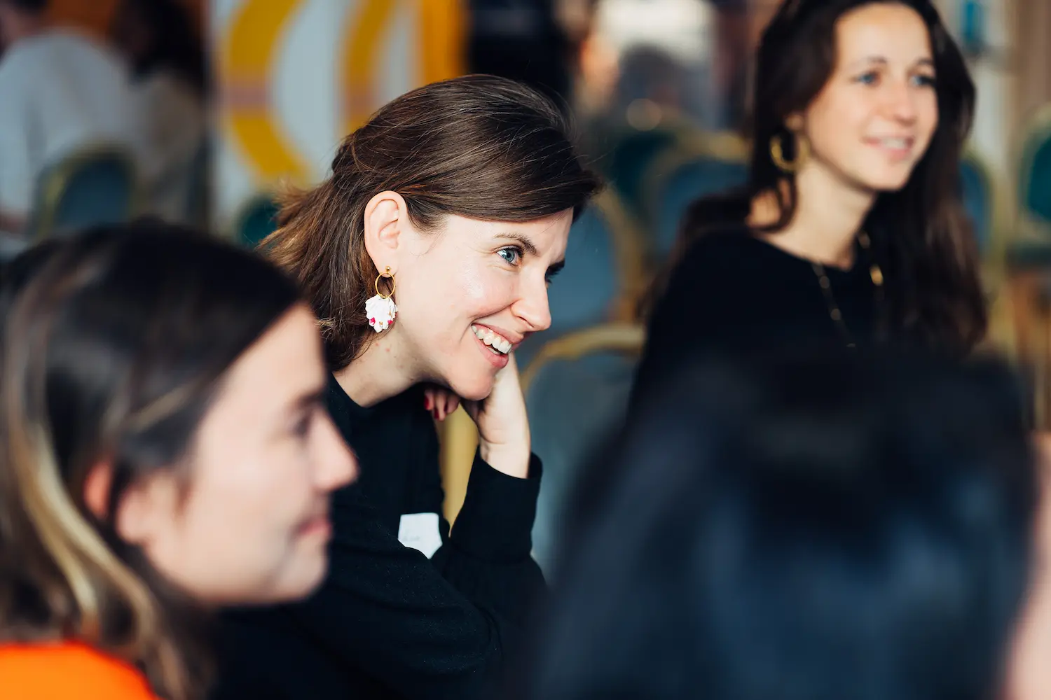 3 femmes de profil souriantes.