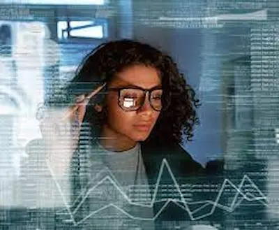 une femme analyse de la donnée pour le futur