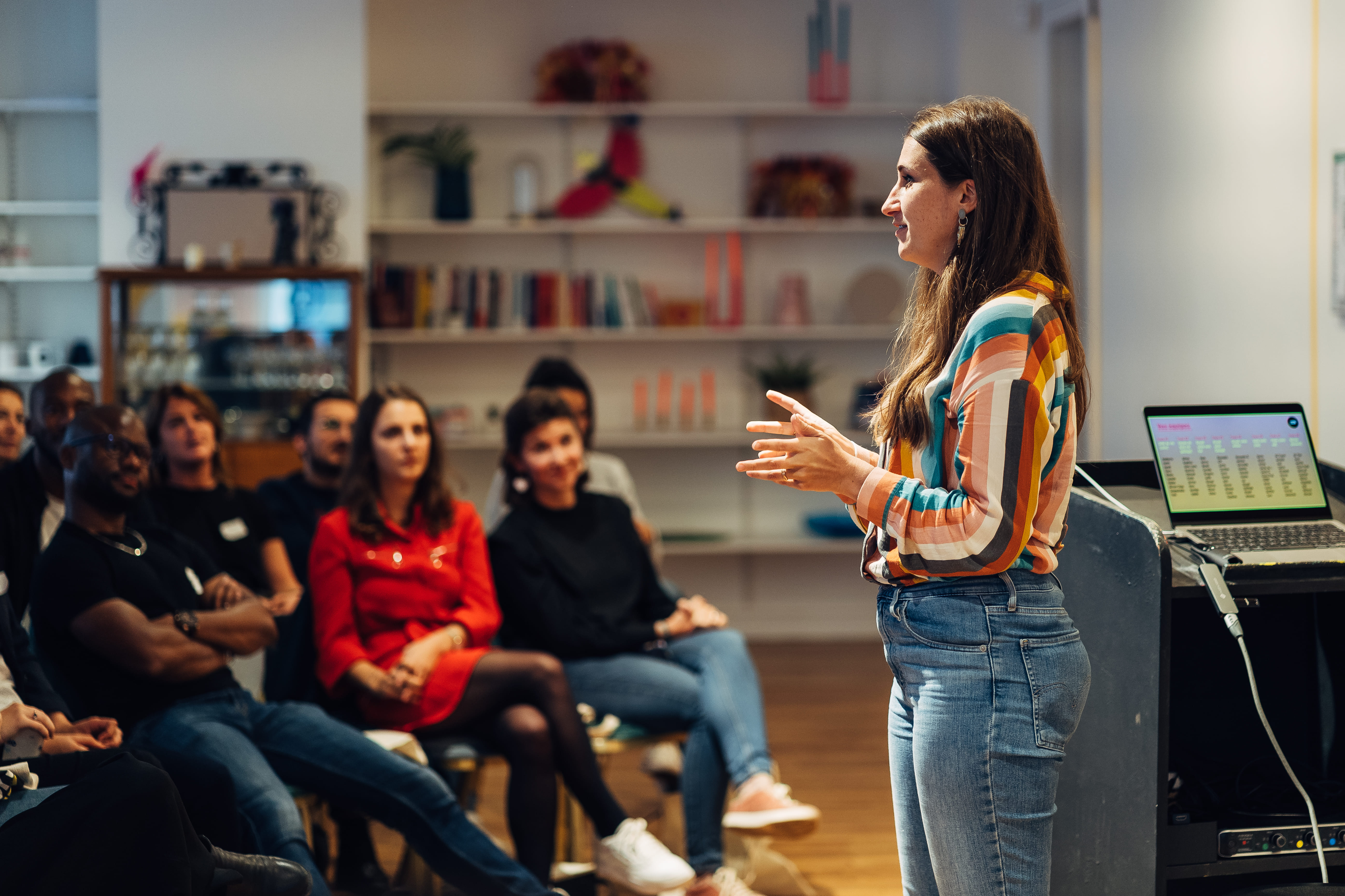 femme qui présente un graphique