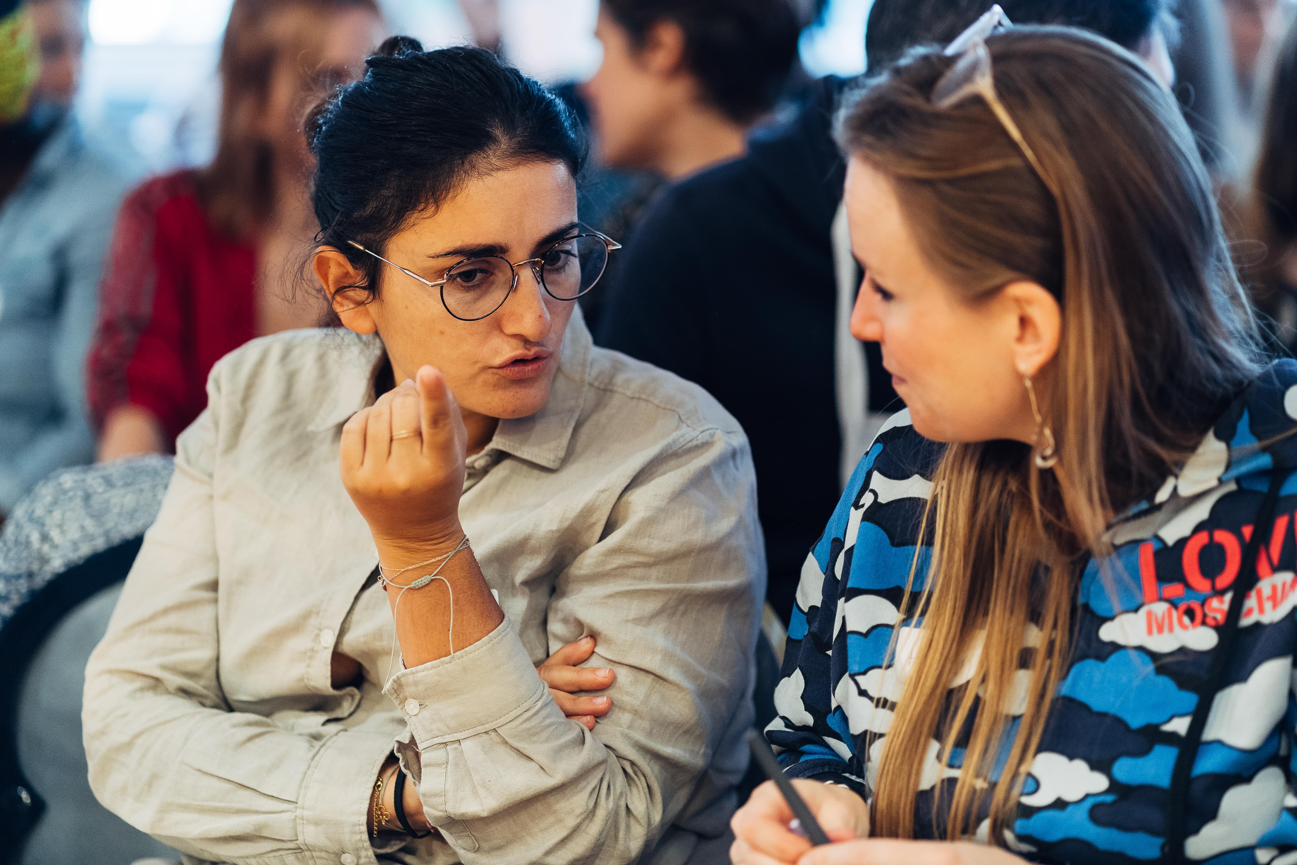 2 femmes qui suivent une conference tech