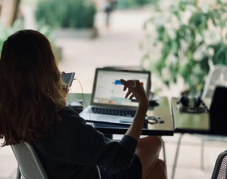 Femme au téléphone devant un ordinateur