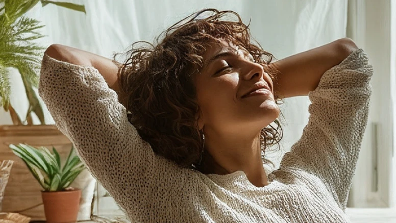 Hirudoid Revitaliza campaign key visual: a woman stretching and smiling in a sunlit living room