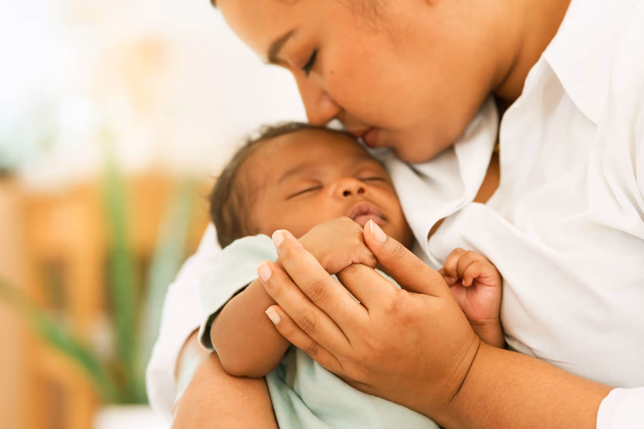 A mother holds her injured child. She may qualify for a Houston birth injury lawsuit.