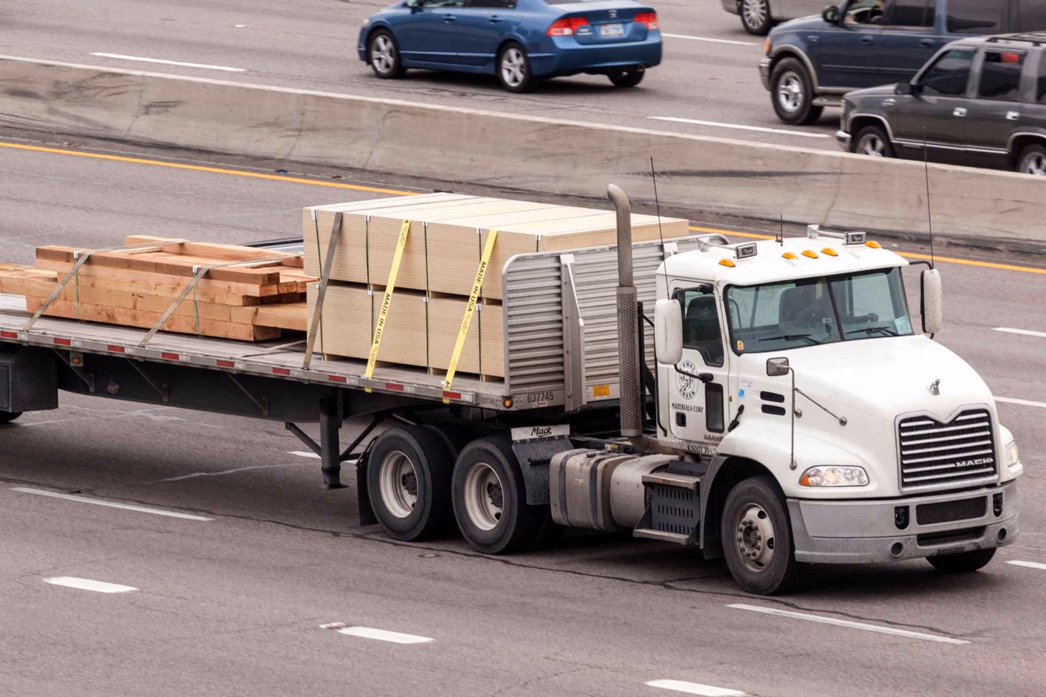Flatbed semi truck hauling cargo, representing what to do after a truck accident in Texas.