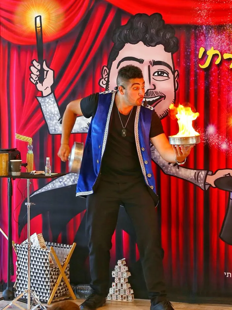 אלעד הקוסם בקסם עם אש ביום הולדת