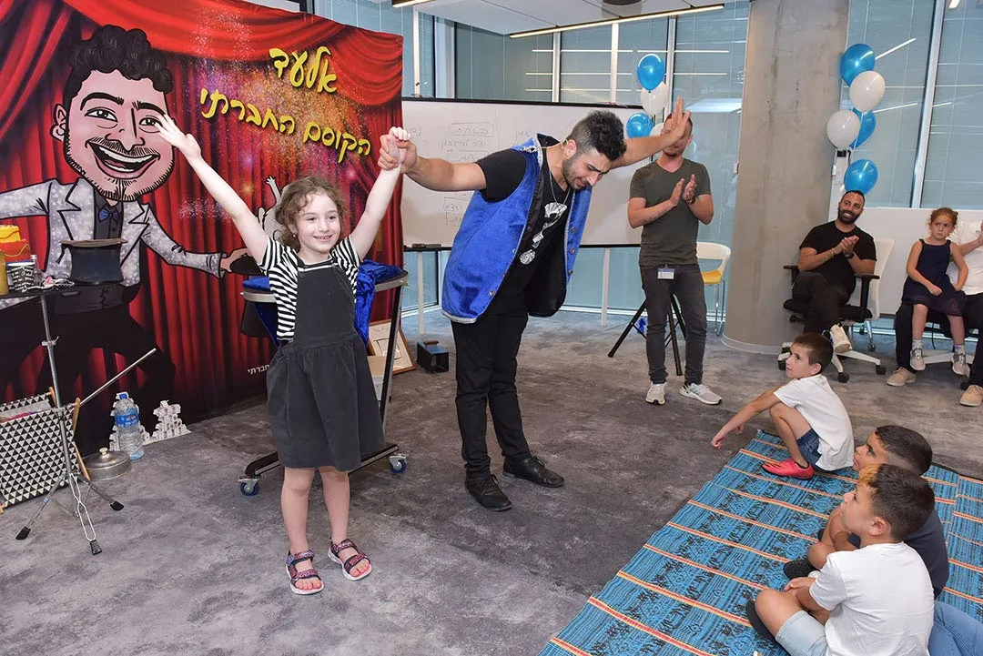 ילדה בהופעה של אלעד הקוסם
