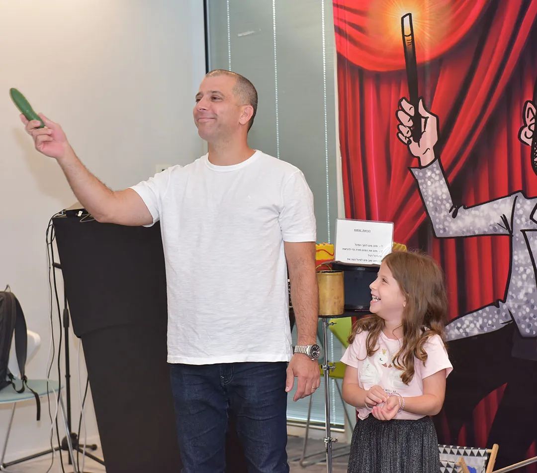 ילדה ואבא בהופעה של אלעד הקוסם