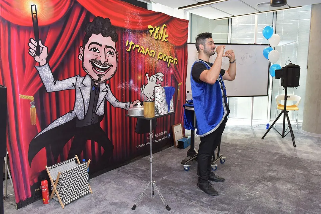 אלעד הקוסם בהופעה