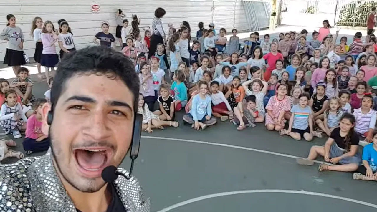 אלעד הקוסם מסביר מה זה קוסם חברתי בראיון