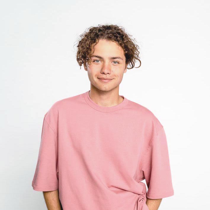 Photo men in pink tshirt