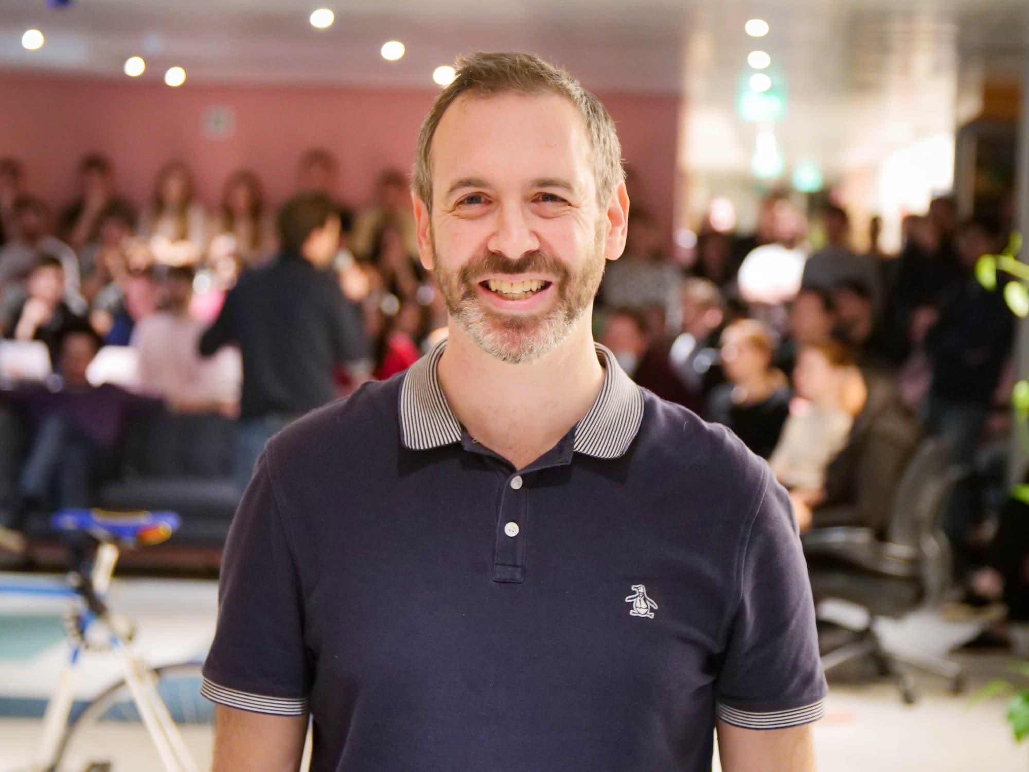 iwoca Kunde lächelnd blaues Shirt