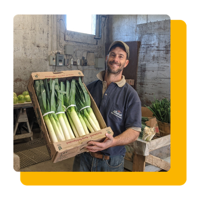 Agriculteur québécois avec poireaux