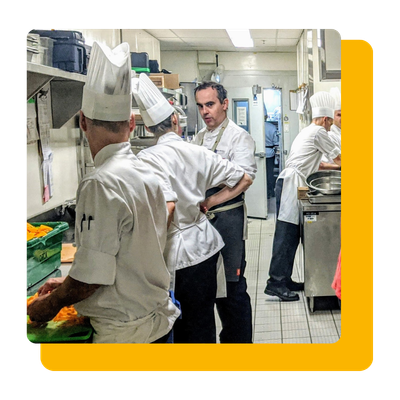 Chef et cuisiniers en cuisine d'un hotel