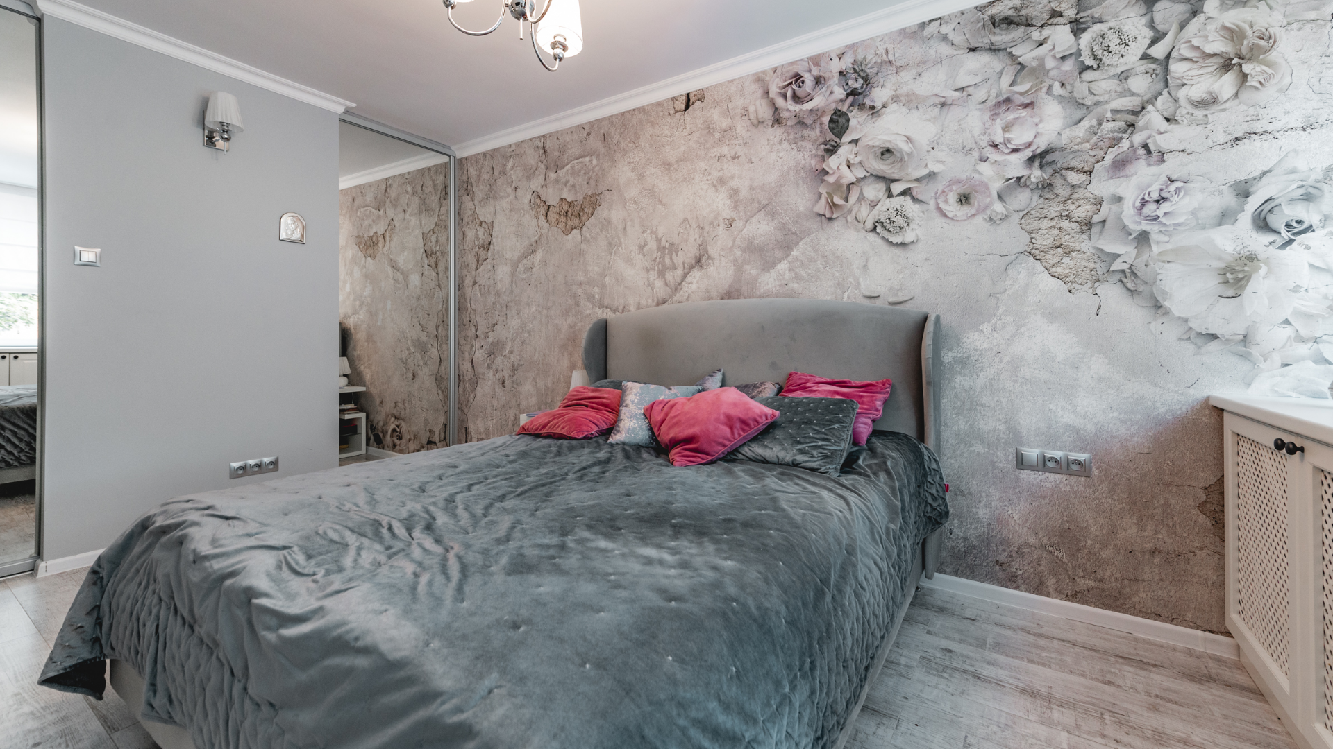 Aranżacja wnętrz Lublin – sypialnia z tapetą w stylu glamour i szarym łóżkiem