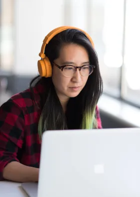 experts-explain-why-you-may-not-benefit-from-wearing-blue-light-glasses-during-the-day