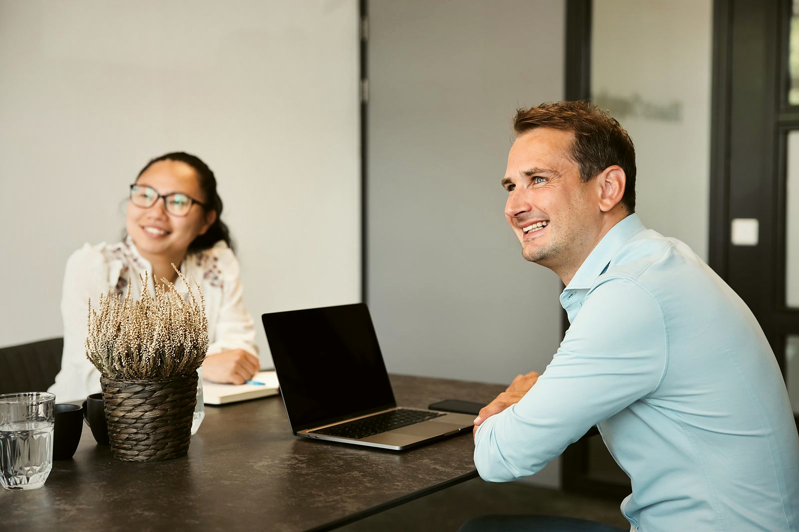 Hanze Supply team in a meeting