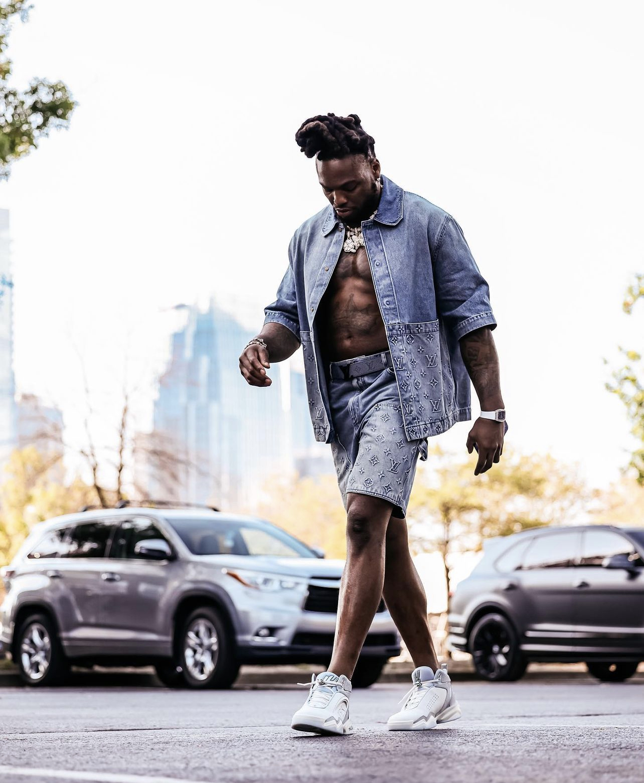 Derrick Henry head to toe in LV for NFL 2023 Week 4