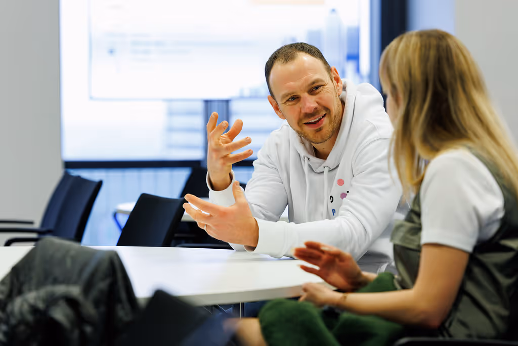 Entrepreneur and investor in a one-on-one conversation during a venture capital networking session, exchanging ideas on innovation and growth.