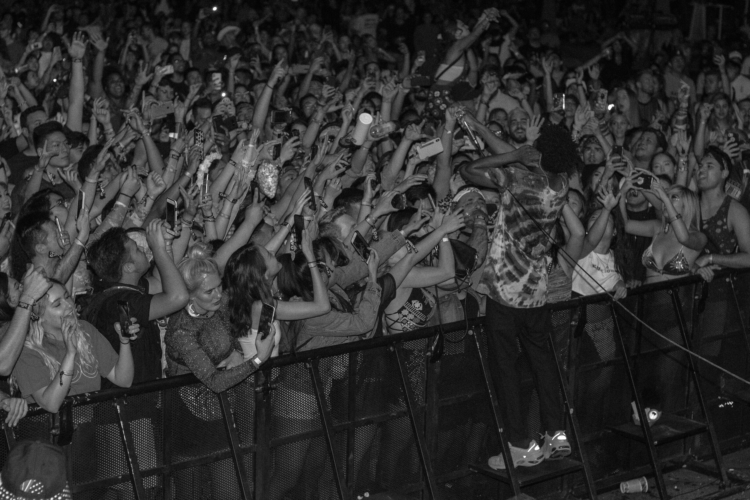 singing ‘weight in gold’ together
