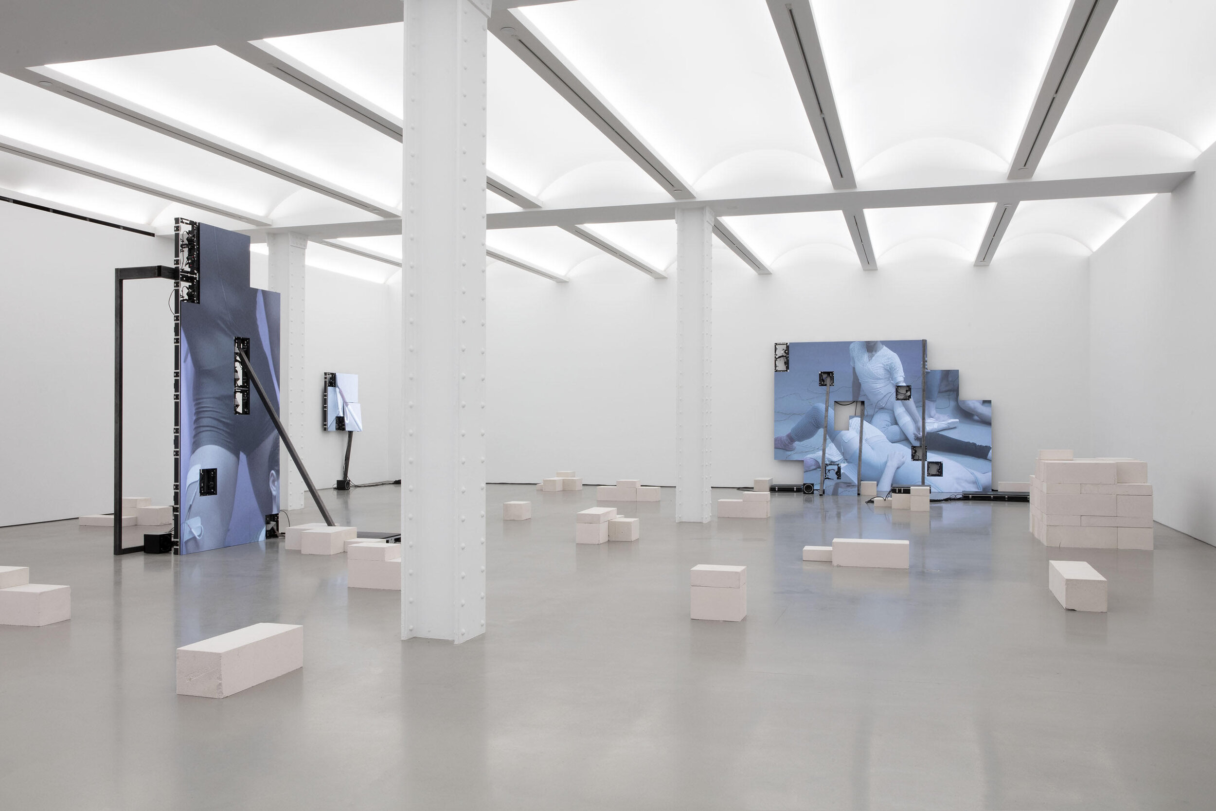 Jesper Just:&nbsp;Corporealités&nbsp;(installation image), 2020. Photo Courtesy of the artist and Perrotin.&nbsp;