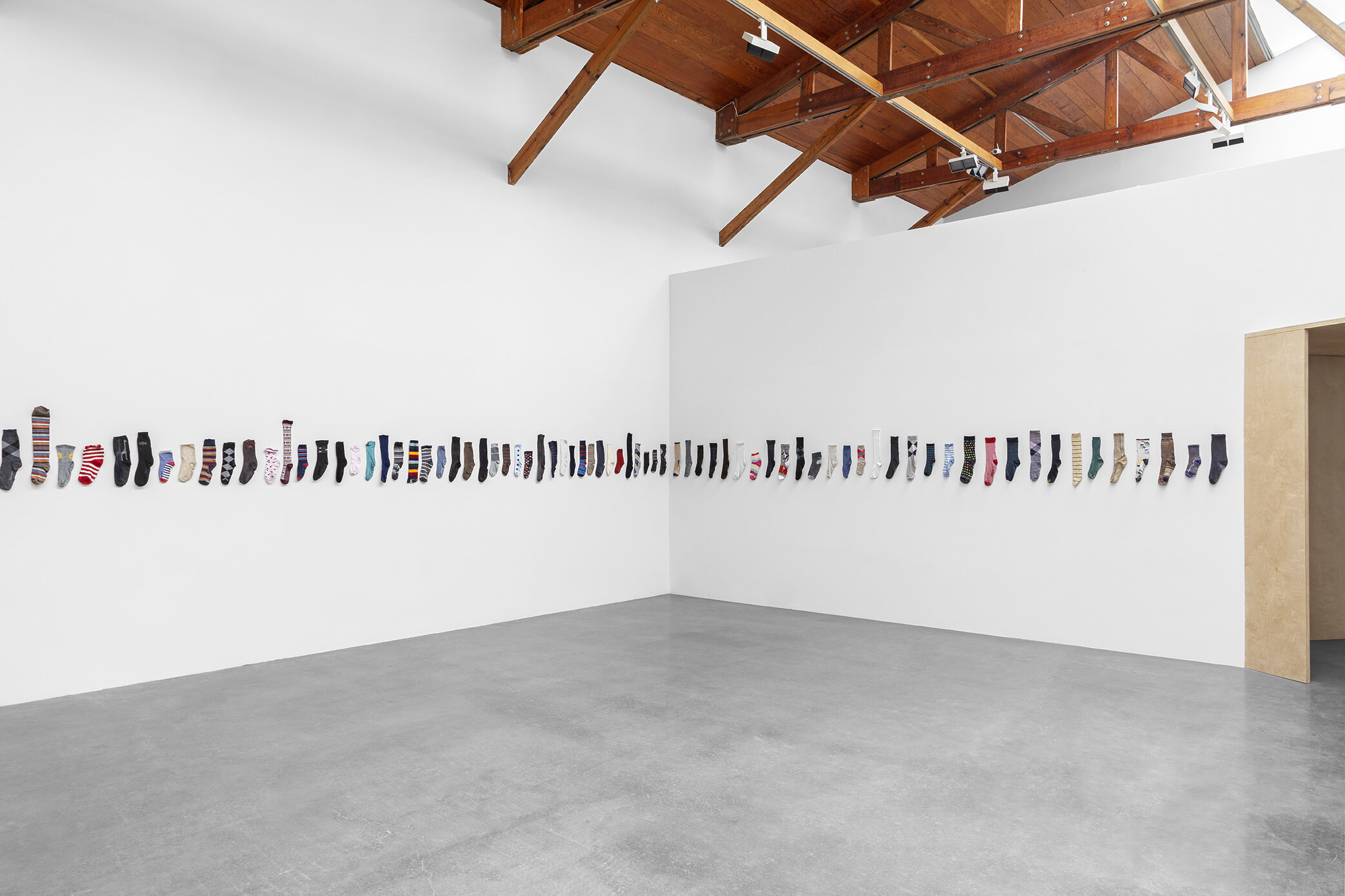 Calcetines sin Pareja, Wilfredo Prieto. Kurimanzutto, Mexico City, 2021