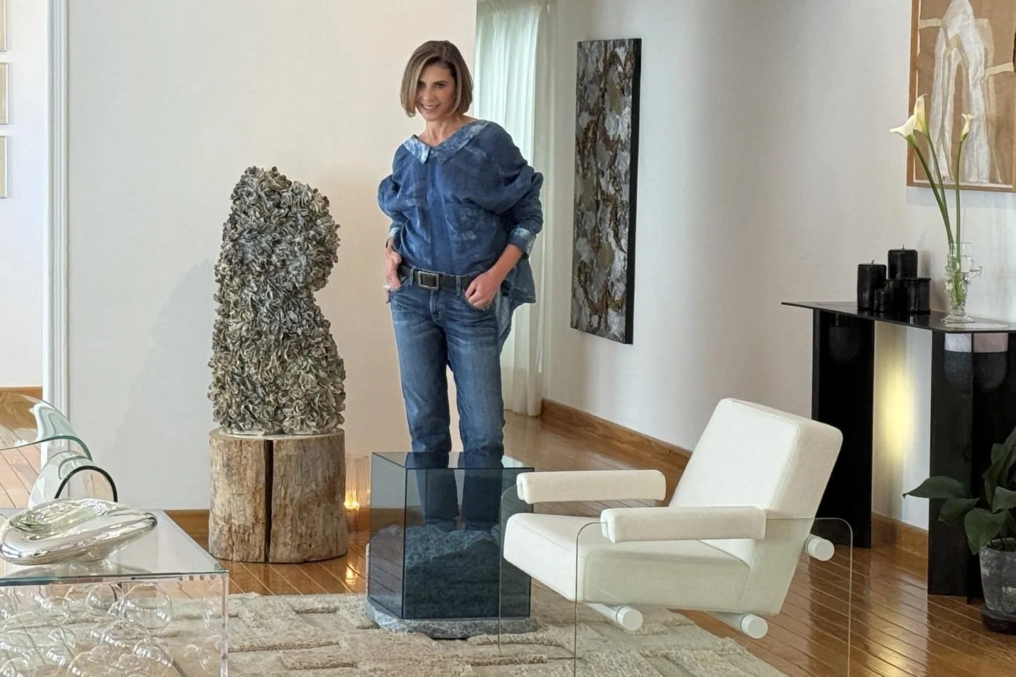 A person standing in a roomAI-generated content may be incorrect.