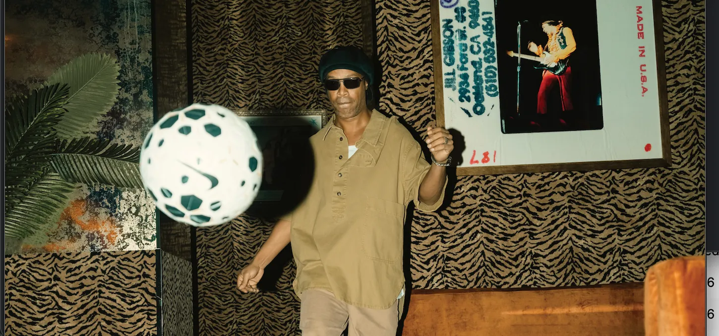 Ronaldinho | Sacrosanct Smiles, All Around