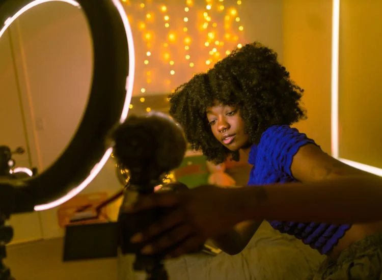 a content creator using a ring ling for content creation