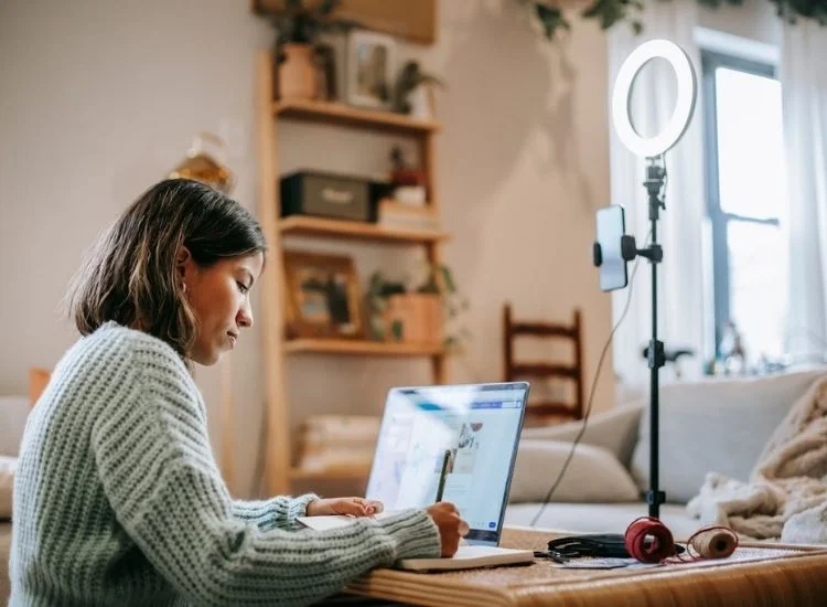online presentation setup with smartphone, laptop and ring light