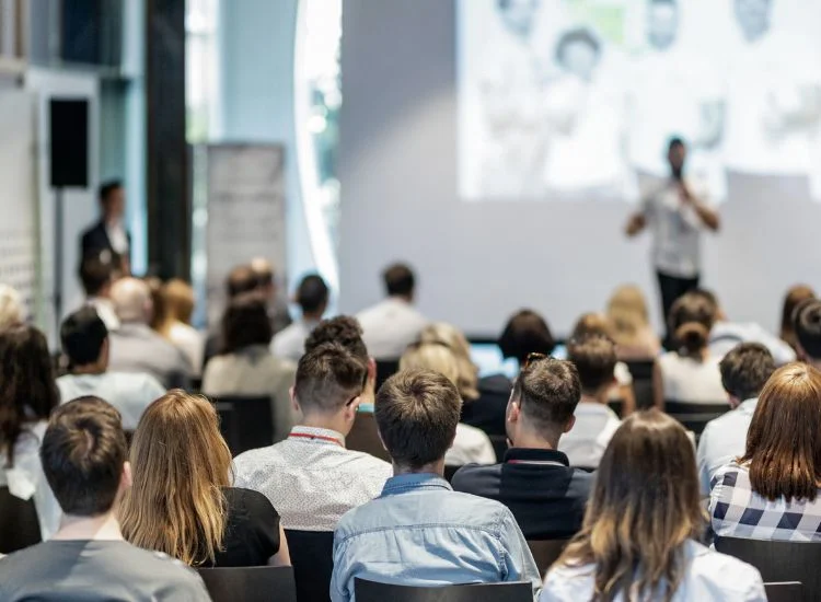 audience listening to the speaker