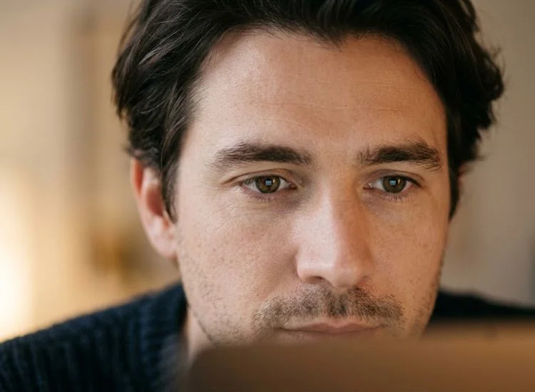 eye-lead technique to read a teleprompter naturally on camera 