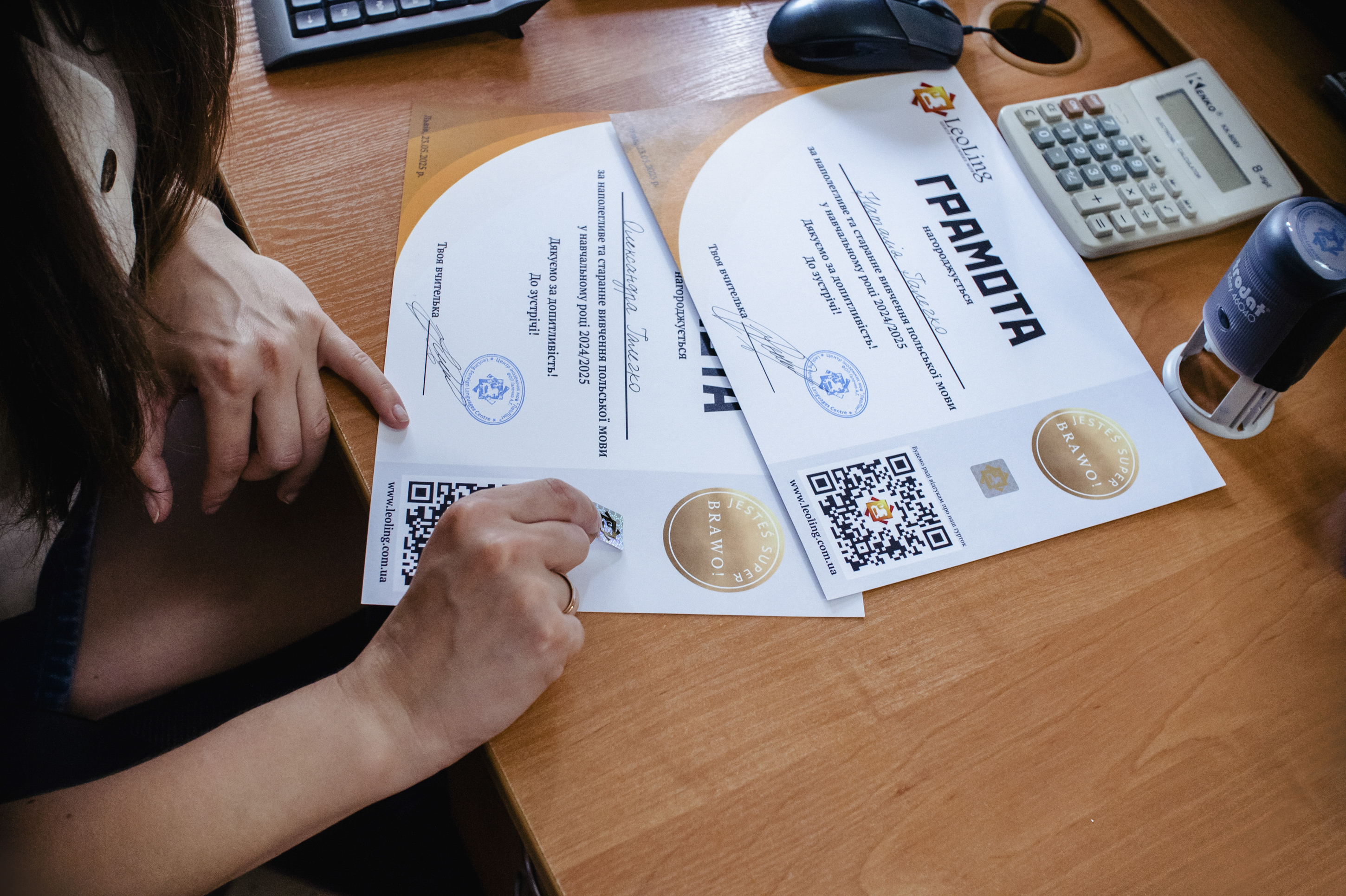 Dokumenty, certyfikaty i pieczęć wykorzystywane w pracy tłumaczeniowej LeoLing