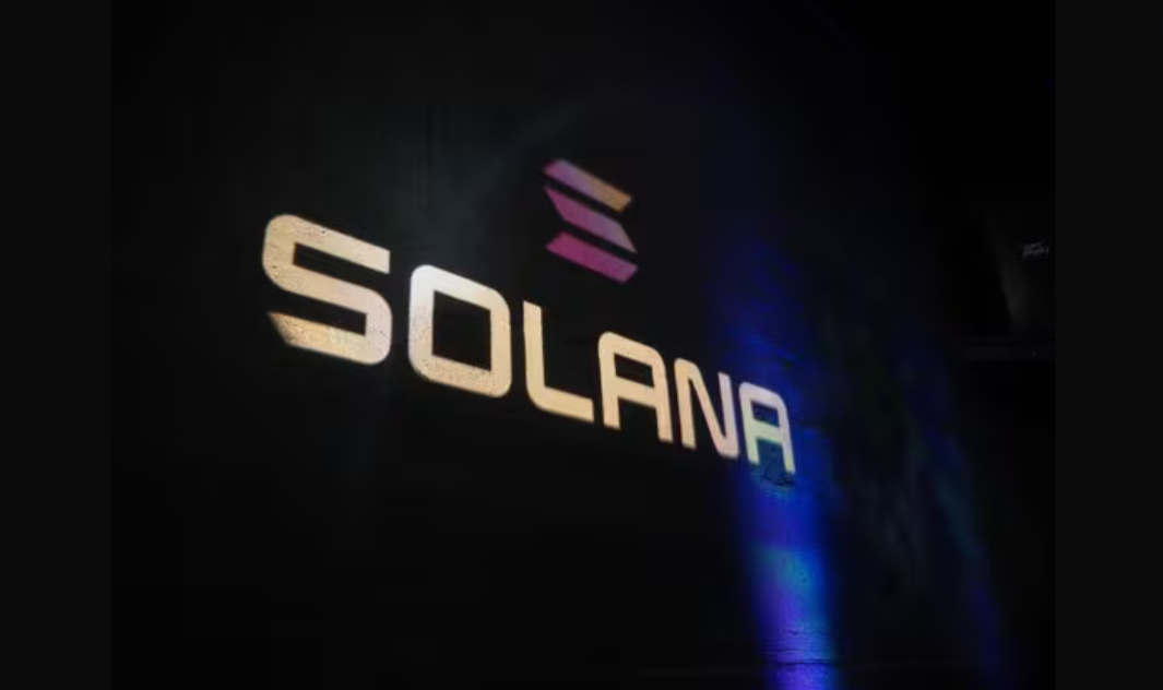 Solana Faces Crucial Support Test at $153.95: Bulls and Bears Battle for Control