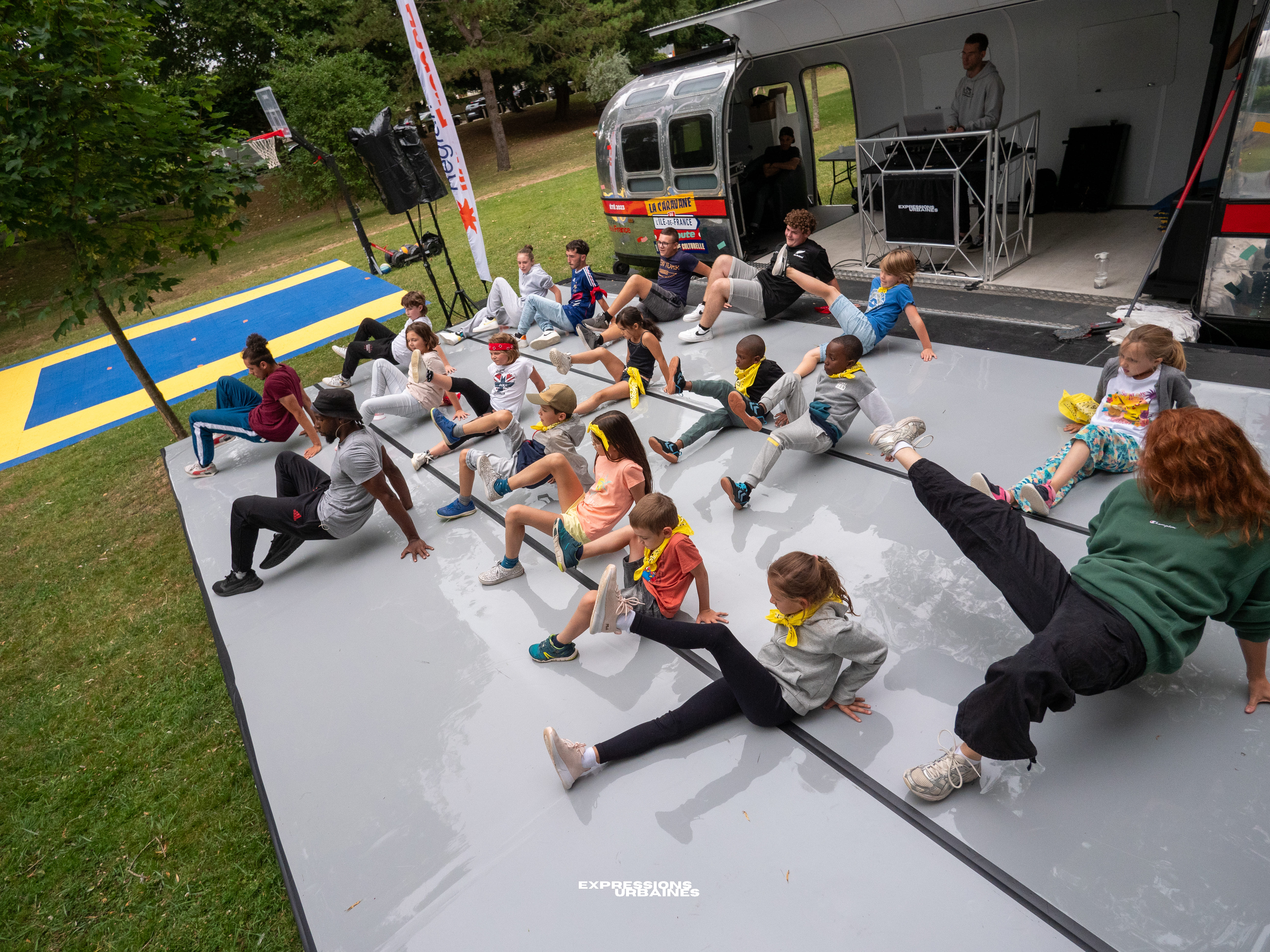 Initiation collective à la danse hip-hop sur une scène en plein air