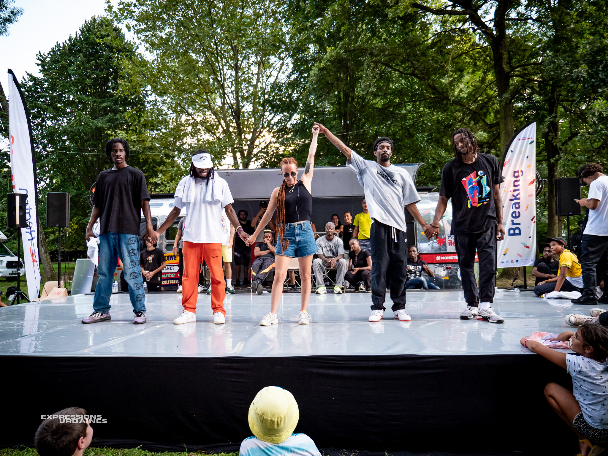 Danseurs d'Expressions Urbaines saluant le public sur scène lors d'un événement sur mesure