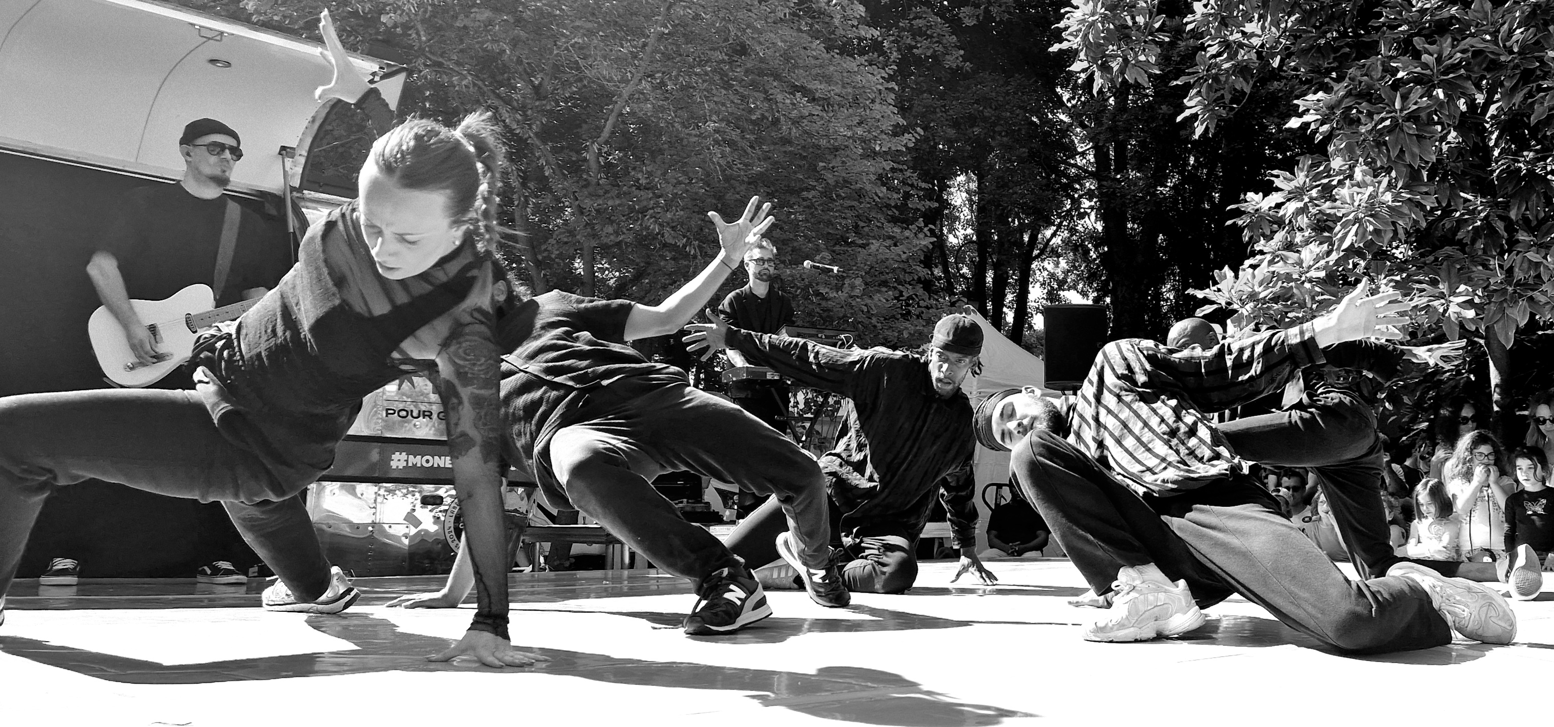 Démonstration de breaking en plein air, photo en noir et blanc