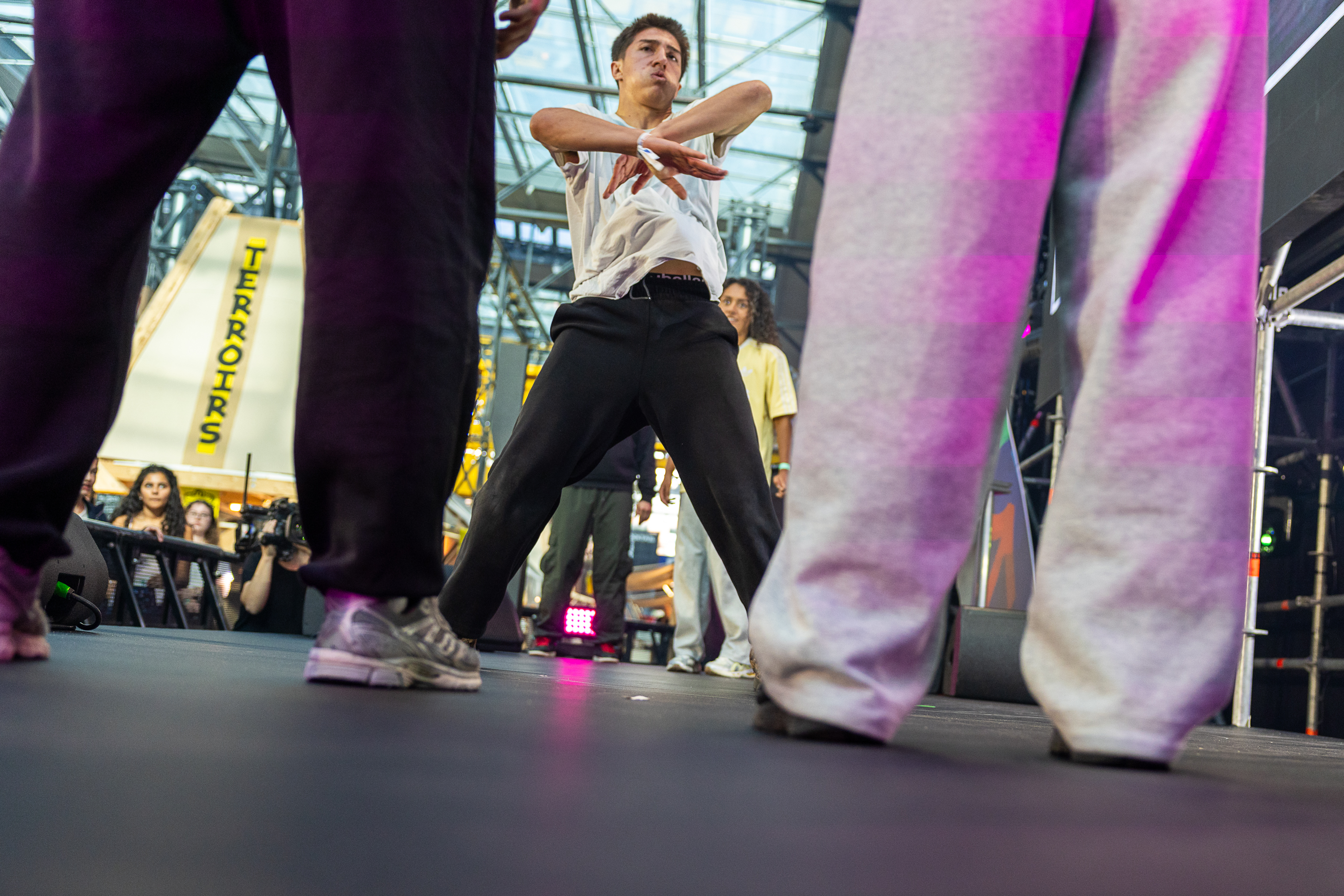 Danseurs d'Expressions Urbaines sur scène pendant le Cypher Experience au Festival LABAZ de la Région Île-de-France à Saint-Ouen