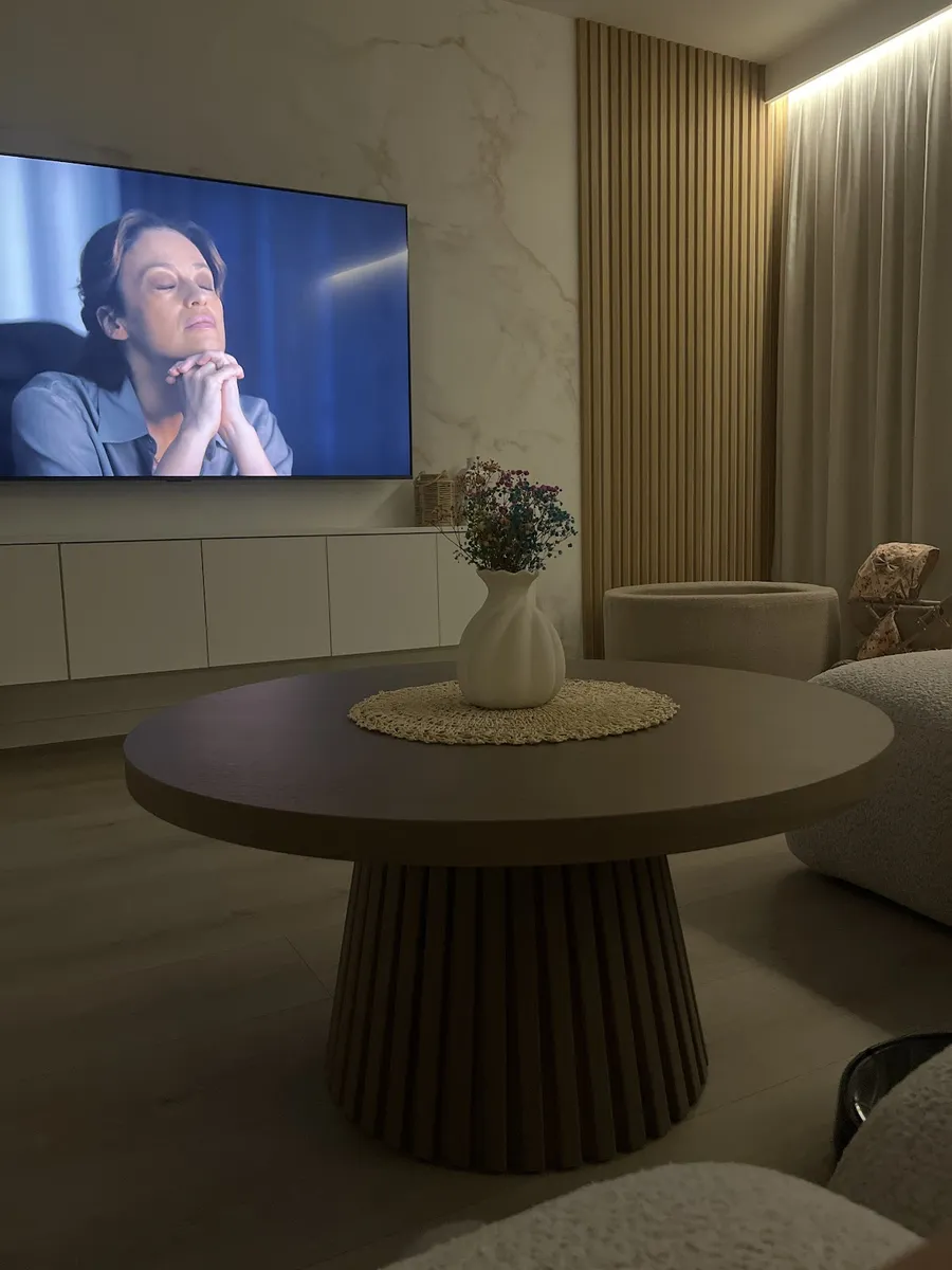 Okrągły dębowy stolik kawowy Tabell na lamelowej podstawie, zdjęcie z opinii Google