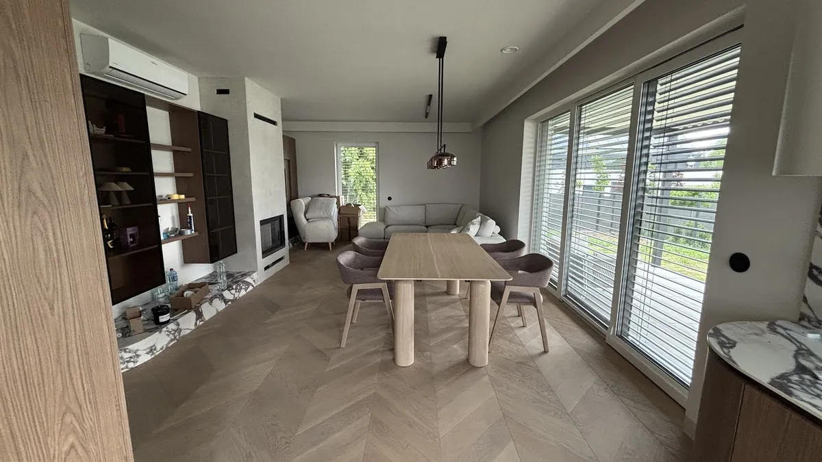 Stół Tunis z krzesłami Ariana w domu klientki, zdjęcie z opinii Google