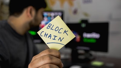 Block chain on a sticky notes.