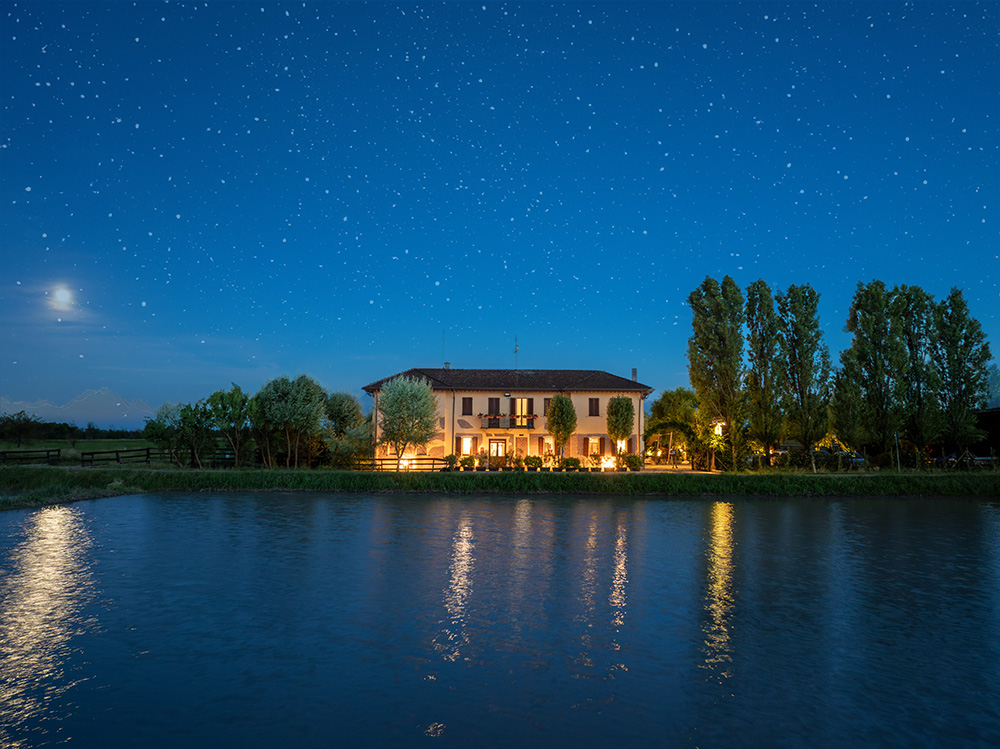Antica Posteria dei Sabbioni, restaurant exterior at night