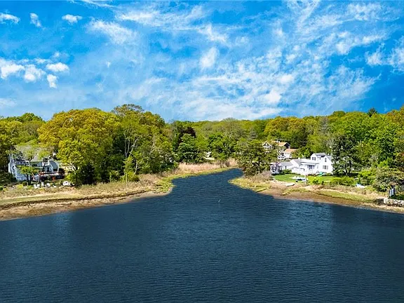 47 Meadowbrook Dr, Barrington, RI 02806