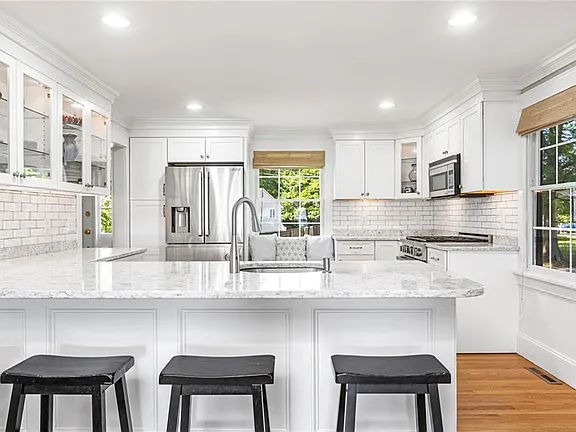 47 Meadowbrook Dr, Barrington, RI 02806