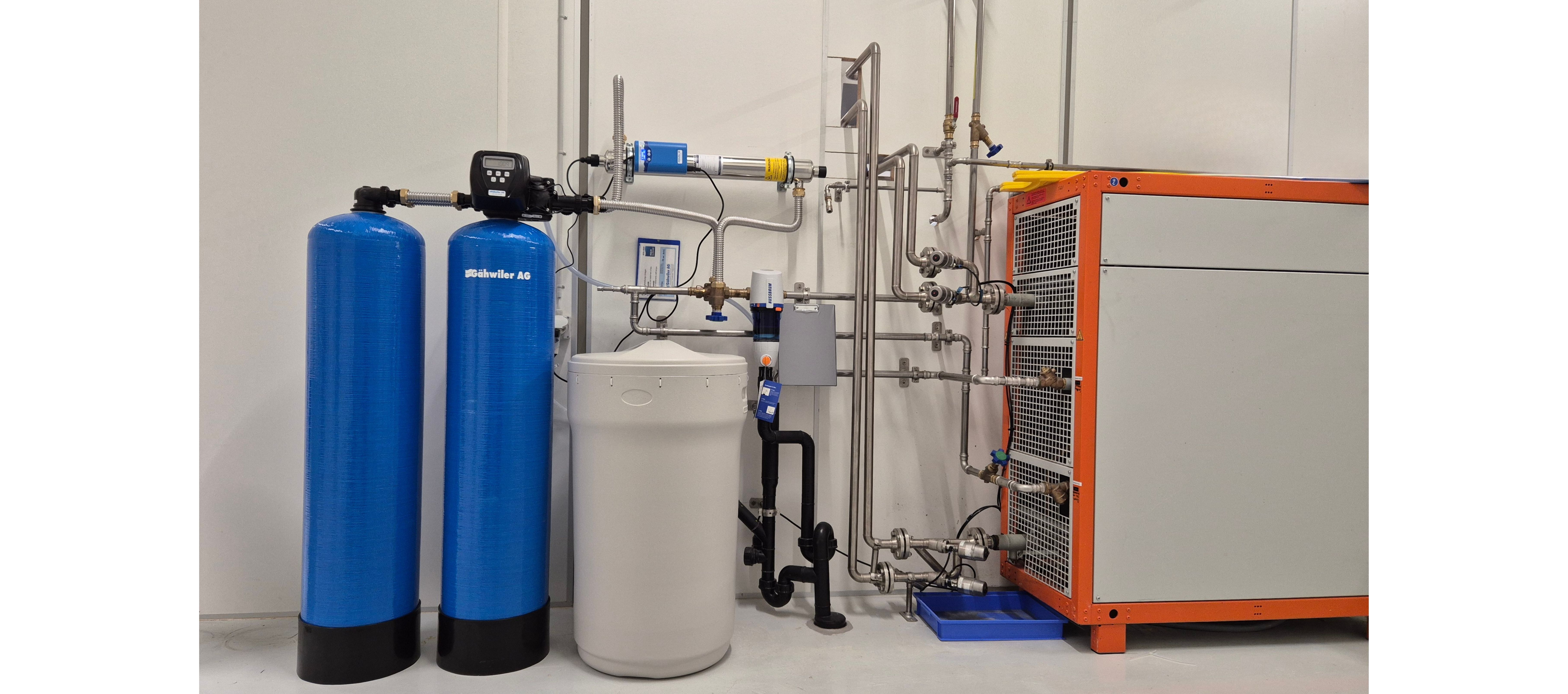 Ein Foto einer Gähwiler Pendel-Enthärtungsanlage sowie einer UV-Entkeimungsanlage bei einer Firma im Bereich Kosmetik